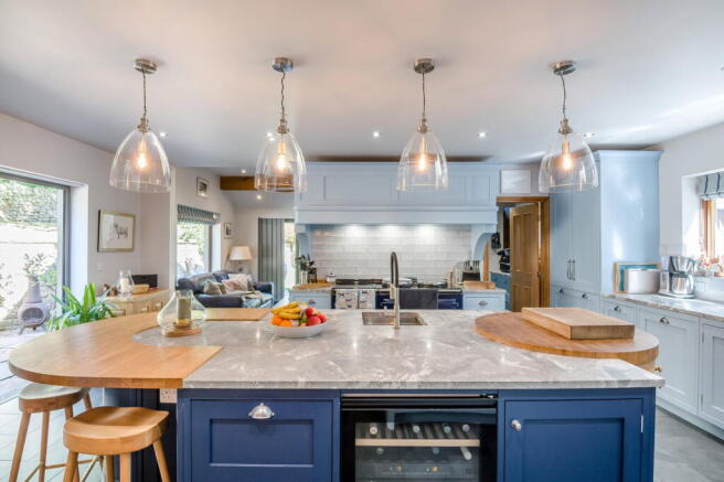 6 bed Detached for sale Image 8