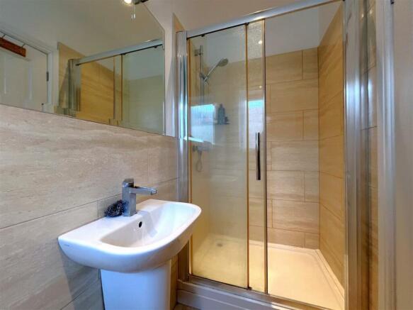 bed 3 ensuite.jpg