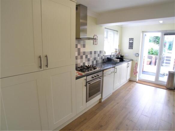 FITTED KITCHEN