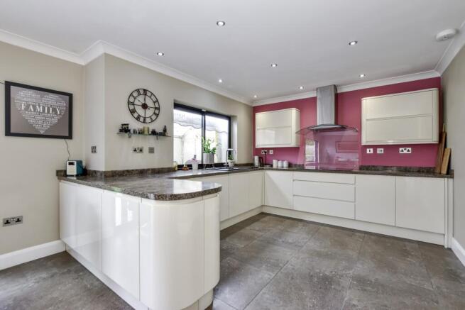 Hilltop Road, Kings Langley, WD4 photo 4
