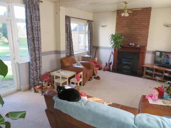 LOUNGE (FRONT)