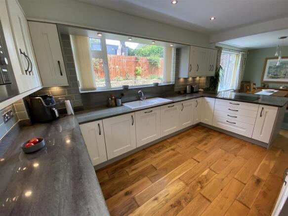 4 bed Detached for sale Image 8