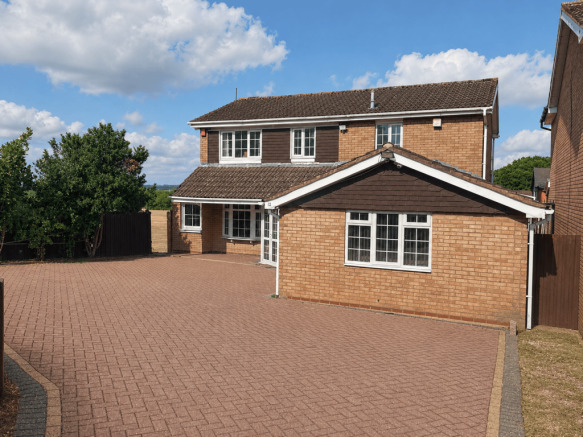 Substantially Extended 4/5-Bedroom Detached Famil