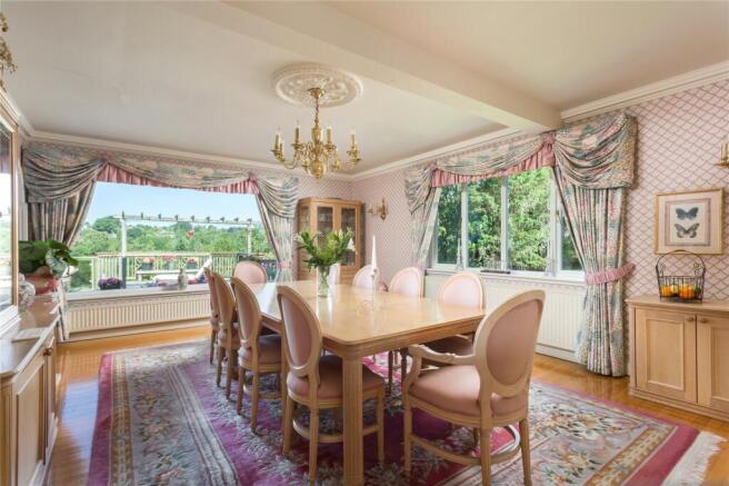 5 bed Detached for sale Image 7