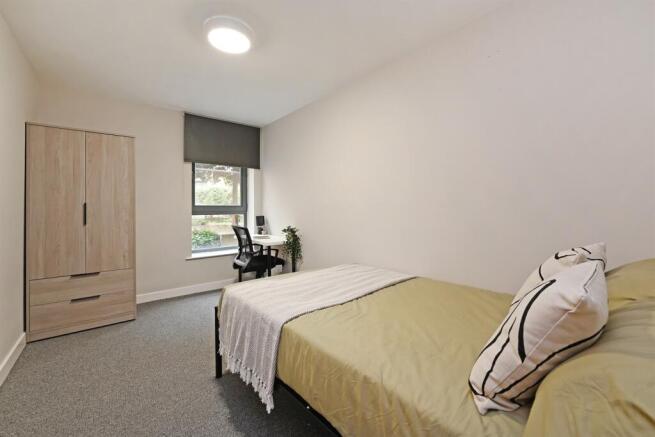4 bed Apartment to rent Image 8