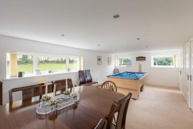 5 bed Detached for sale Image 8
