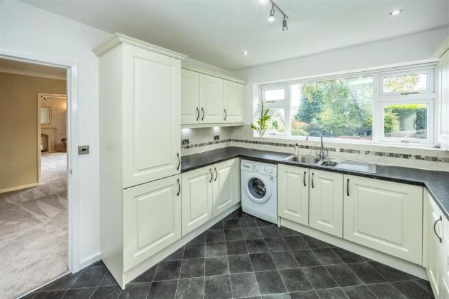 4 bed House for sale Image 12