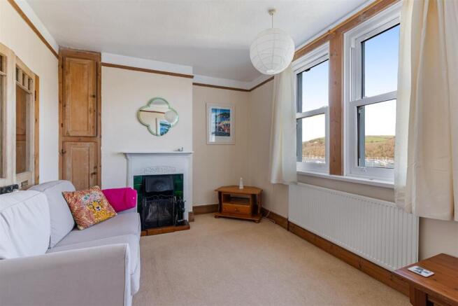 A06 - 64 Above Town Dartmouth internals - 260216.j