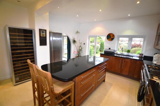 KITCHEN/BREAKFAST ROOM: ALTERNATIVE VIEW: