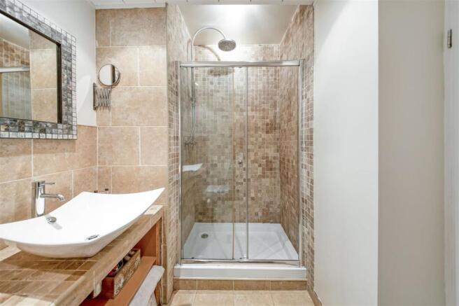 EN-SUITE SHOWER ROOM