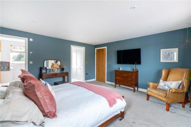 5 bed Detached for sale Image 8