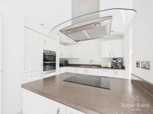5 bed Detached for sale Image 6