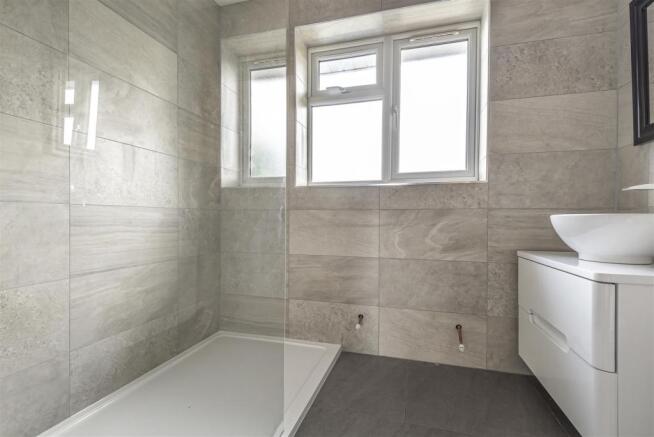 EN SUITE SHOWER ROOM