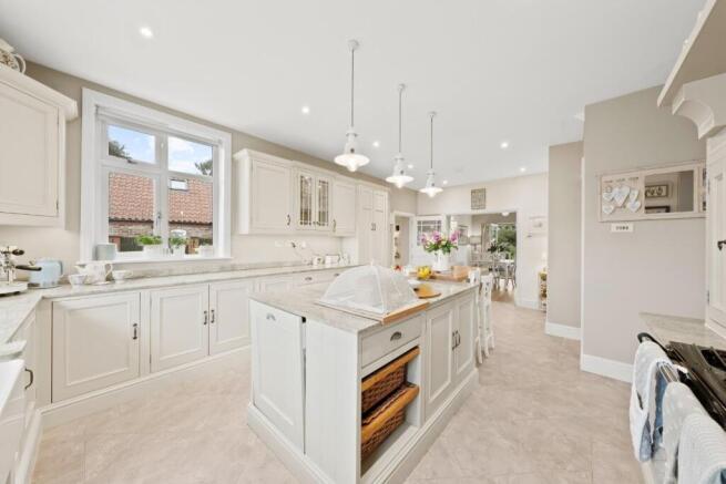 4 bed Detached for sale Image 11