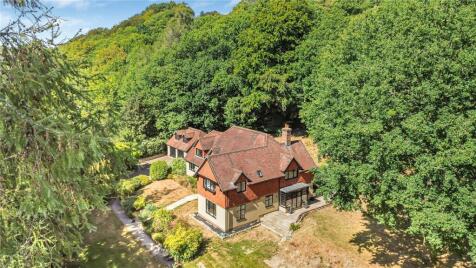 Midhurst Road, Haslemere, West Sussex, GU27