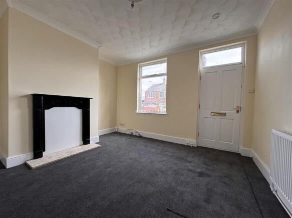 2 bed Terraced to rent Image 3