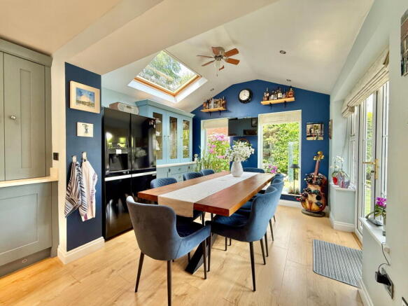 5 bed Detached for sale Image 6