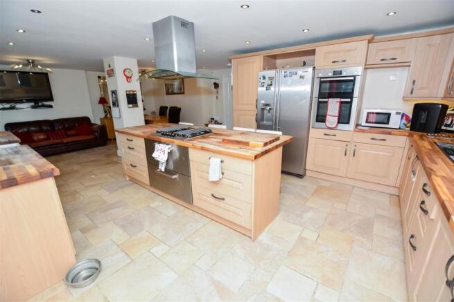 OPEN PLAN LOUNGE / KITCHEN / DINER