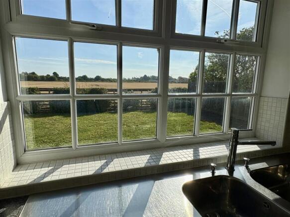 5 bed Detached to rent Image 7