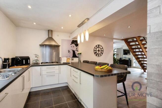 4 bed Detached for sale Image 7