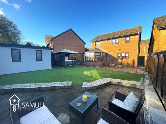 Rear garden 9.JPG