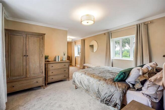 4 bed Detached for sale Image 9