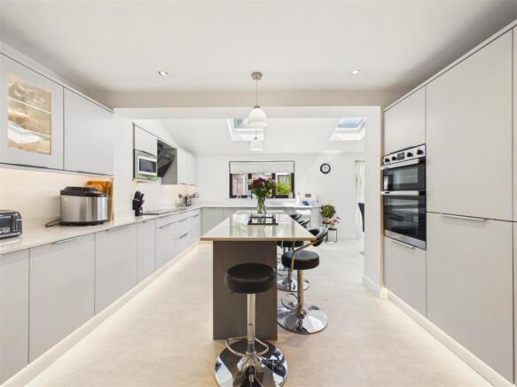 4 bed Detached for sale Image 4