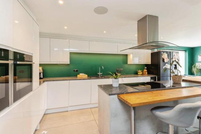 5 bed Detached for sale Image 5
