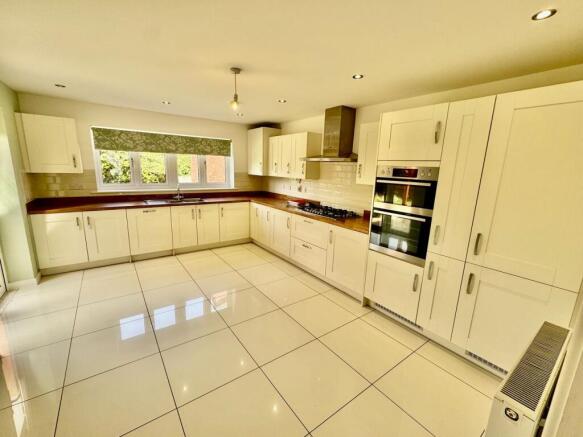 Fully Fitted Kitchen 