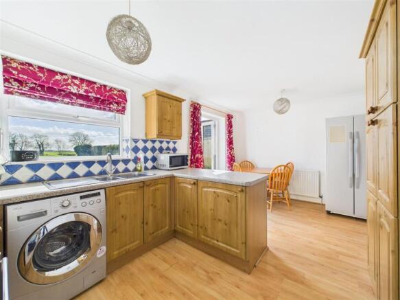 3 bed Semi-Detached for sale Image 11