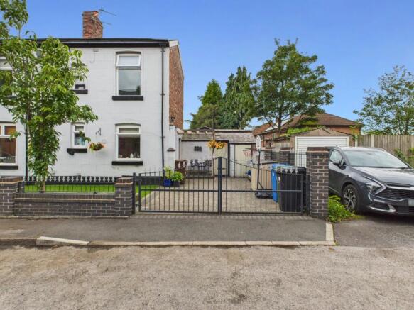 CAM03729G0-PR0103-STILL021