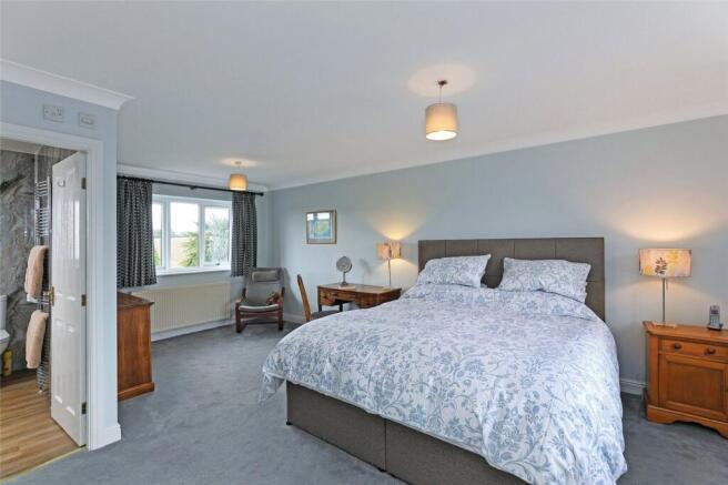 5 bed Detached for sale Image 7