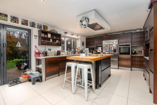 5 bed Detached for sale Image 4