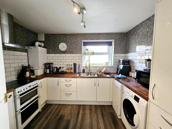 2 bed Flat for sale Image 4