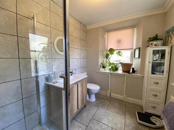 SHOWER ROOM .JPG