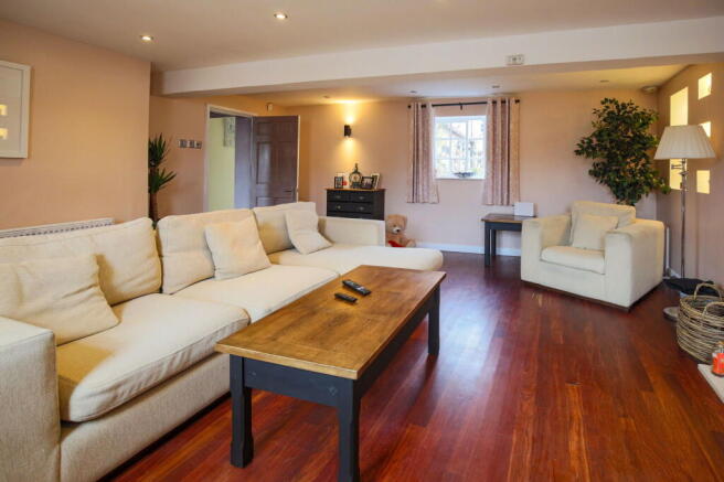 5 bed Detached for sale Image 4