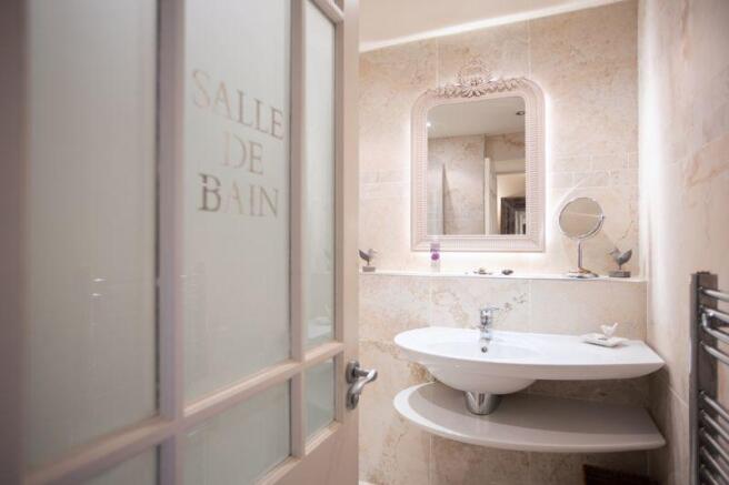 SHOWER ROOM