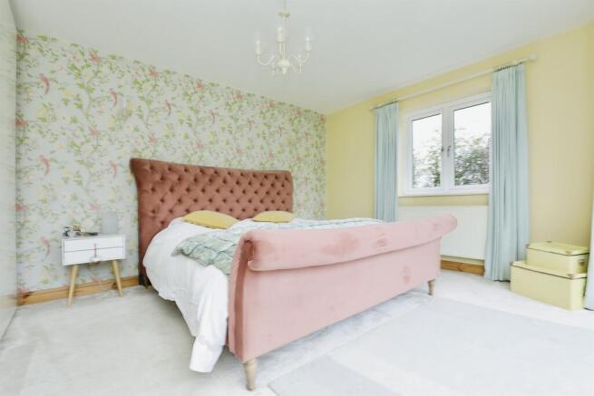 4 bed Detached for sale Image 6