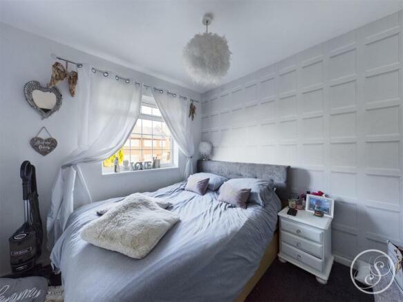 4 bed Semi-Detached Bungalow for sale Image 7
