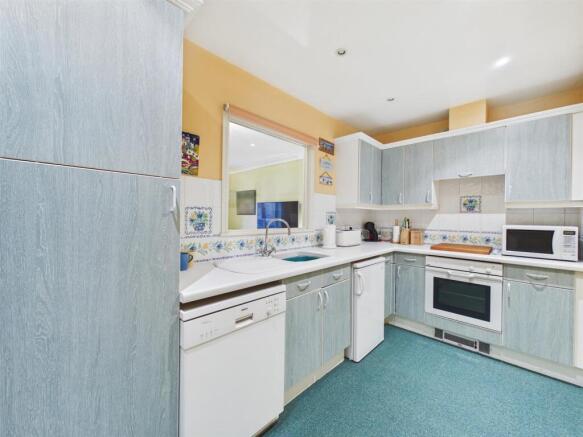2 bed Apartment to rent Image 4