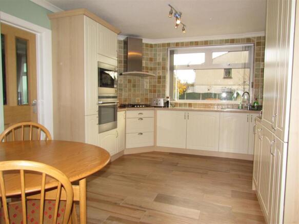 Spacious Kitchen Din