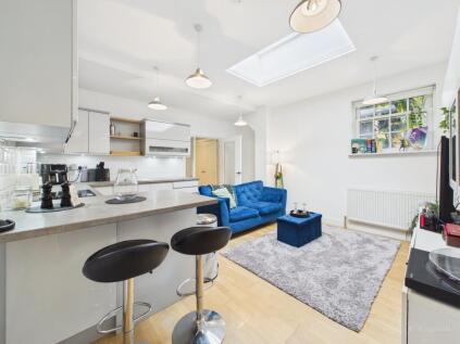 Flat 2, 24 High Street, High Wycombe, Buckinghamshire, HP11 2AG