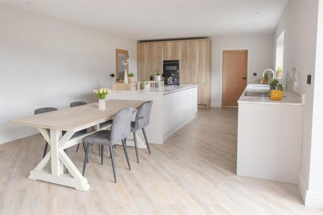 4 bed Detached for sale Image 7
