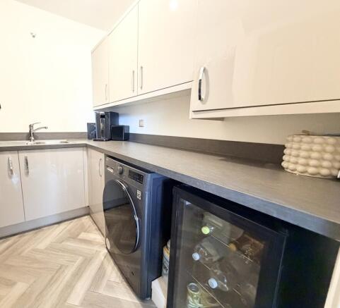 3 bed Semi-Detached for sale Image 6