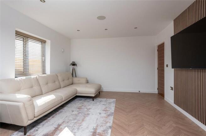 5 bed Bungalow for sale Image 11