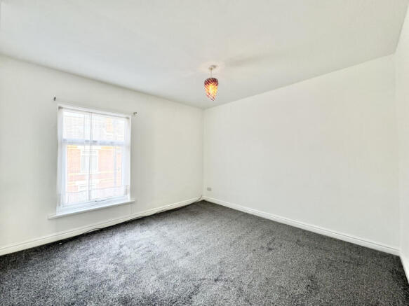 2 bed Terraced to rent Image 5