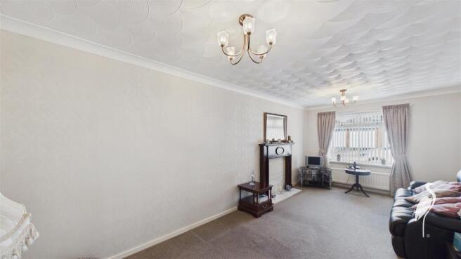 Lounge & Dining Area