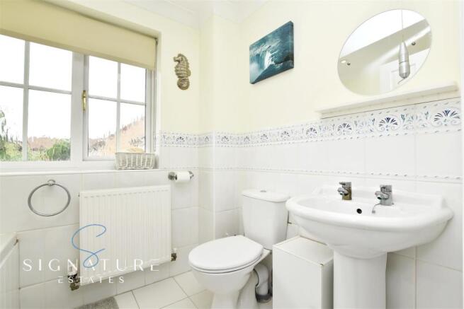 Family Bathroom (7).jpg