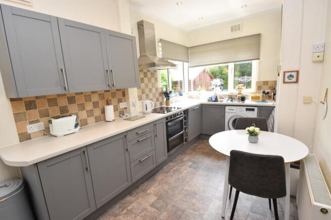 Overdale Crescent, Flixton, M41 photo 4