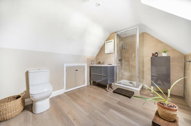 EN-SUITE TO PRINCIPAL BEDROOM